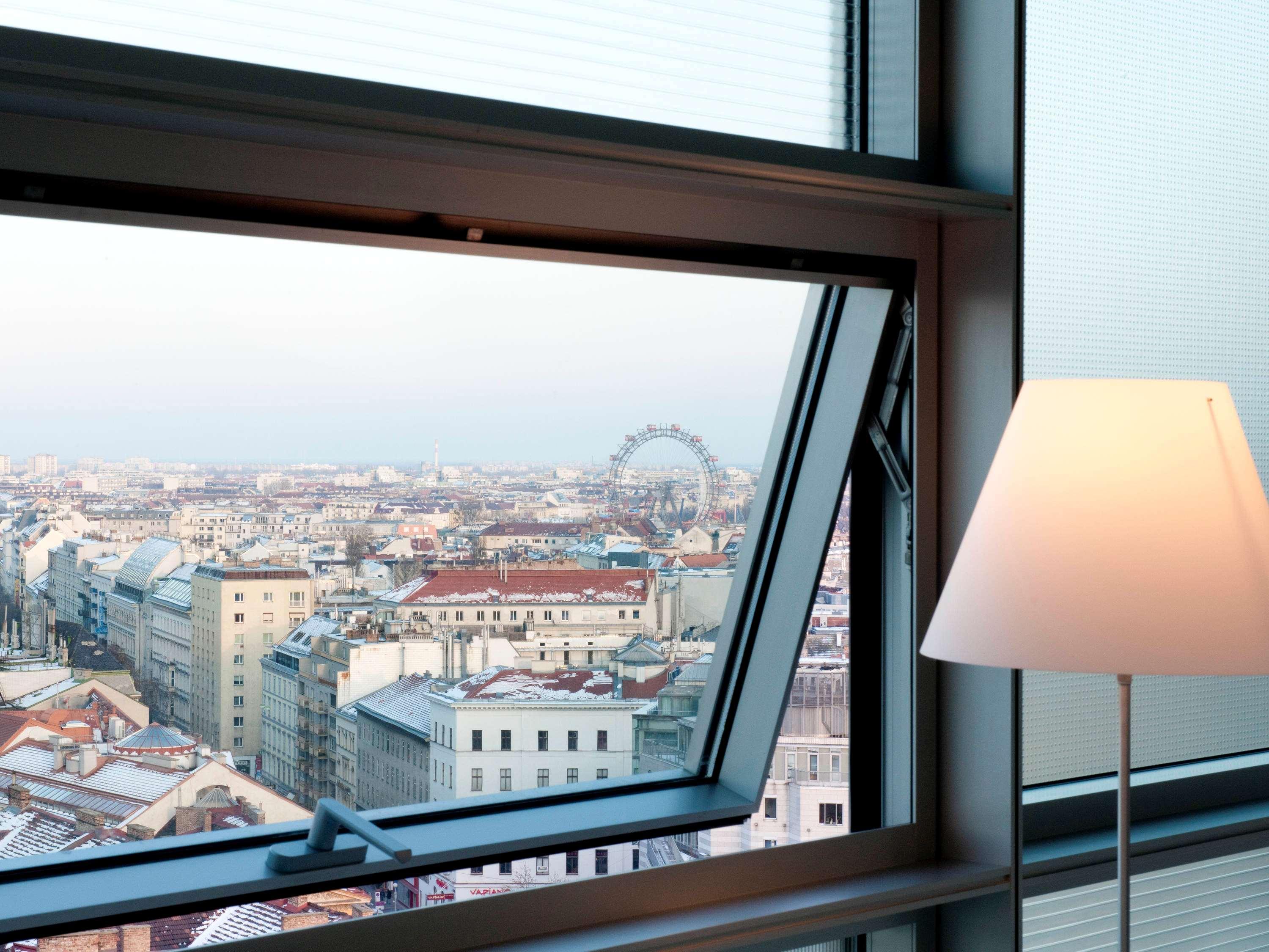 So/ Vienna Hotel Exterior photo A window with a window stop